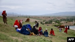 زنان و کودکان در هنگام آوارگی با تهدیدات مانند آزارهای جنسی و نبود دسترسی به خدمات صحی مواجه می‌شوند.